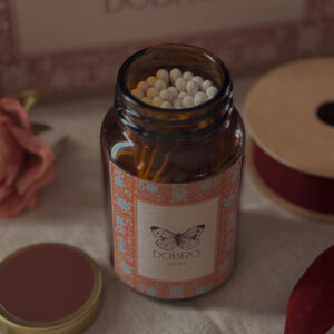 Szklana buteleczka z zapałkami